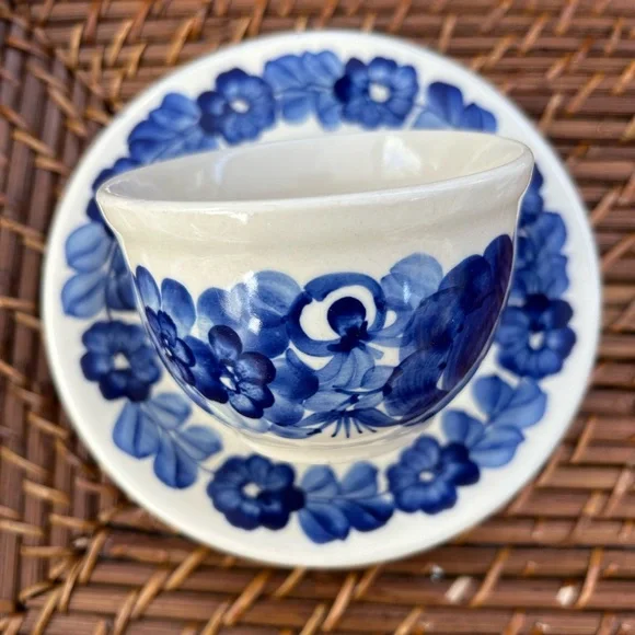 Wloclawek Fajans Hand Painted Cup and Saucer - Picture 4 of 7